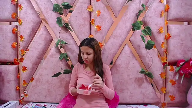 Snapshot of Paris_Petit chatting on 12/13/24, 07:43 Paris Petit online show from 12/13/24, 07:43