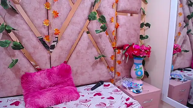 Snapshot of Paris_Petit chatting on 12/13/24, 10:45 Paris Petit online show from 12/13/24, 10:45