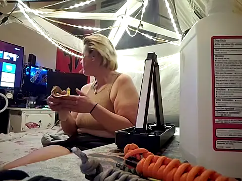 Snapshot of lit702 chatting on 10/16/25, 08:59 lit702 online show from 10/16/25, 08:59