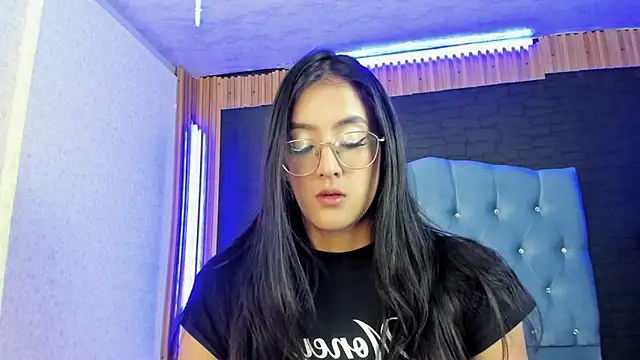 Snapshot of Princess_Violett chatting on 01/23/25, 02:28 Princess Violett online show from 01/23/25, 02:28