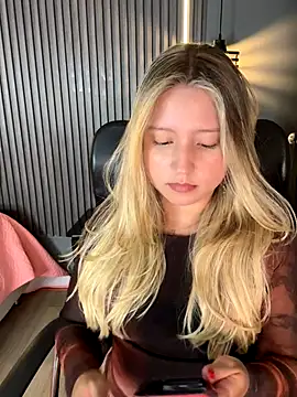 Snapshot of MiaPetit_ chatting on 09/12/25, 12:11 MiaPetit  online show from 09/12/25, 12:11