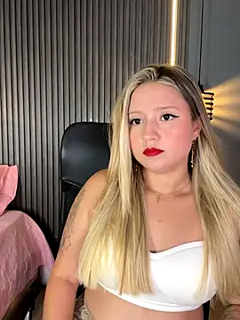 Snapshot of MiaPetit_ chatting on 09/13/25, 11:37 MiaPetit  online show from 09/13/25, 11:37