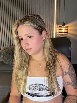 Snapshot of MiaPetit_ chatting on 09/28/25, 10:15 MiaPetit  online show from 09/28/25, 10:15