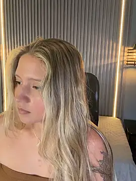 Snapshot of MiaPetit_ chatting on 10/04/25, 09:13 MiaPetit  online show from 10/04/25, 09:13