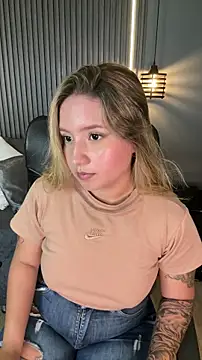 Snapshot of MiaPetit_ chatting on 11/02/25, 06:21 MiaPetit  online show from 11/02/25, 06:21