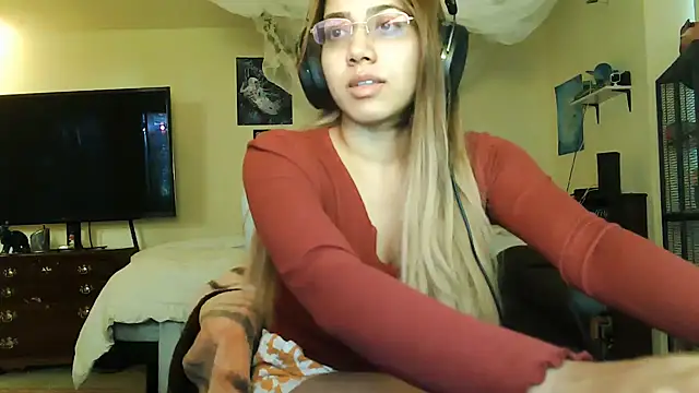 Snapshot of PolinaLoveX chatting on 12/27/24, 09:43 PolinaLoveX online show from 12/27/24, 09:43