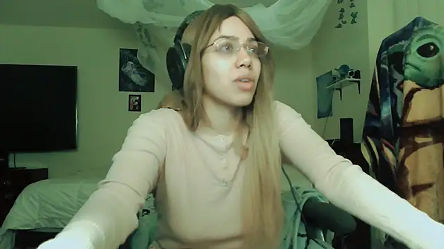 Snapshot of PolinaLoveX chatting on 02/05/25, 01:58 PolinaLoveX online show from 02/05/25, 01:58