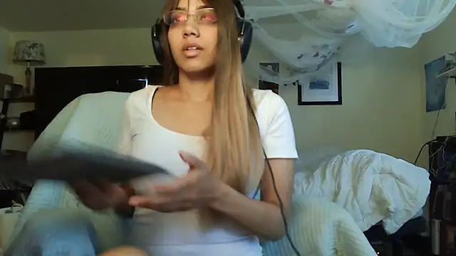 Snapshot of PolinaLoveX chatting on 03/01/25, 04:22 PolinaLoveX online show from 03/01/25, 04:22