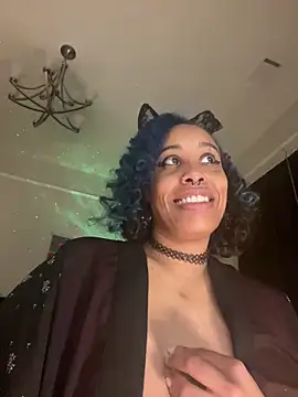 Snapshot of loveluna8 chatting on 10/14/25, 09:43 loveluna8 online show from 10/14/25, 09:43