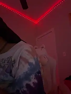 Snapshot of loveluna8 chatting on 10/20/25, 11:05 loveluna8 online show from 10/20/25, 11:05