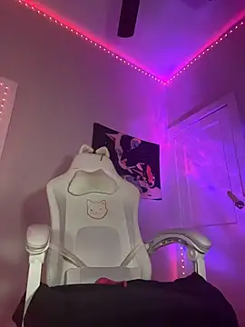 Snapshot of loveluna8 chatting on 10/25/25, 11:51 loveluna8 online show from 10/25/25, 11:51