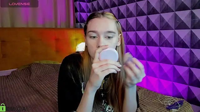 Snapshot of Lesi_Moonie01 chatting on 10/15/25, 08:14 Lesi Moonie01 online show from 10/15/25, 08:14