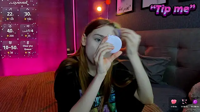 Snapshot of Lesi_Moonie01 chatting on 10/24/25, 08:00 Lesi Moonie01 online show from 10/24/25, 08:00