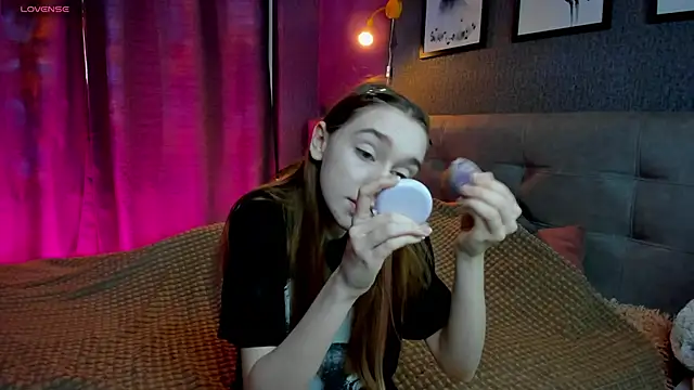 Snapshot of Lesi_Moonie01 chatting on 11/18/25, 09:14 Lesi Moonie01 online show from 11/18/25, 09:14