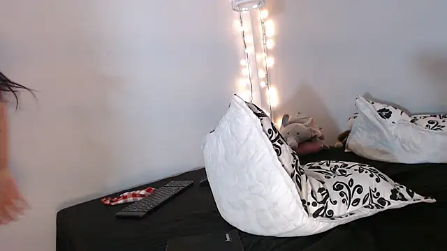 Snapshot of Kimandyuk chatting on 12/17/24, 11:05 Kimandyuk online show from 12/17/24, 11:05