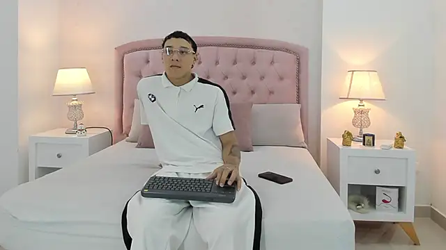 Snapshot of Buda_and_Cataleya_ chatting on 12/18/24, 06:14 Buda and Cataleya online show from 12/18/24, 06:14