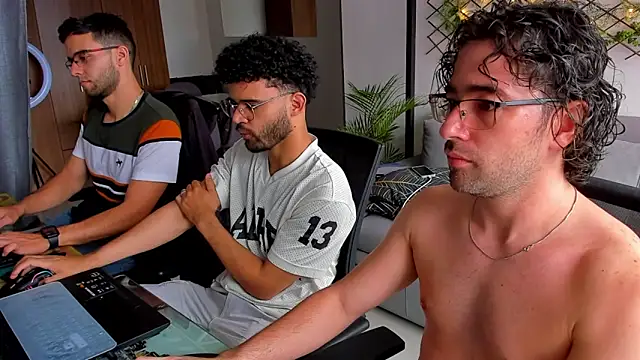 Snapshot of crisandrews chatting on 03/17/25, 04:11 crisandrews online show from 03/17/25, 04:11