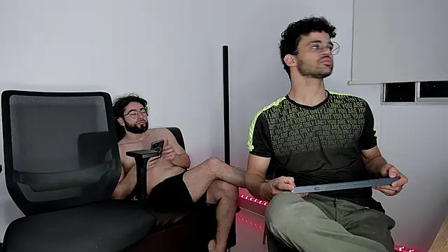 Snapshot of crisandrews chatting on 10/26/25, 02:50 crisandrews online show from 10/26/25, 02:50