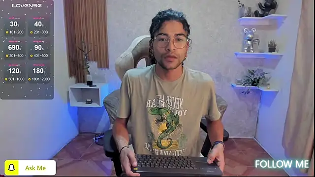Snapshot of Aaron_Jassell1 chatting on 03/12/25, 11:01 Aaron Jassell1 online show from 03/12/25, 11:01