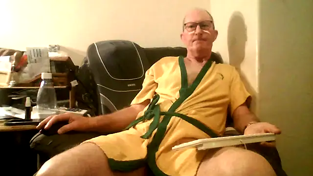 Snapshot of doggsy01 chatting on 11/22/25, 05:12 doggsy01 online show from 11/22/25, 05:12