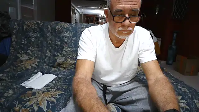 Snapshot of maduroguapo chatting on 12/17/24, 05:15 maduroguapo online show from 12/17/24, 05:15