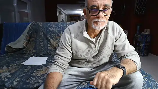 Snapshot of maduroguapo chatting on 12/27/24, 10:26 maduroguapo online show from 12/27/24, 10:26