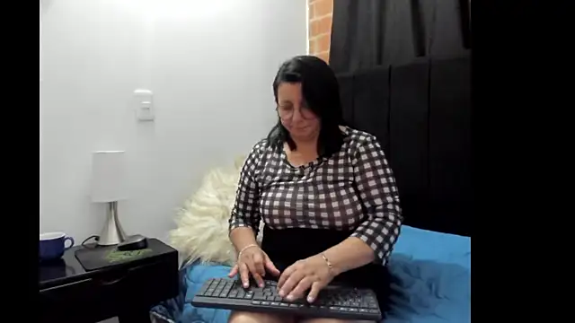 Snapshot of Evaaross_2345 chatting on 01/22/25, 11:21 Evaaross 2345 online show from 01/22/25, 11:21