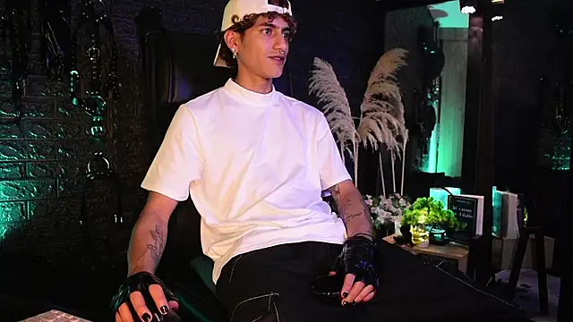 Snapshot of DemonKush-- chatting on 10/29/25, 08:54 DemonKush-- online show from 10/29/25, 08:54