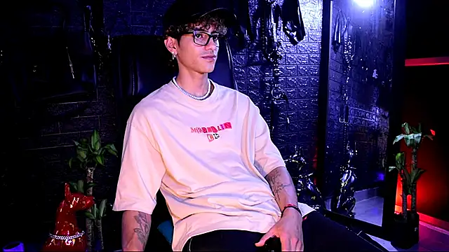 Snapshot of DemonKush-- chatting on 11/07/25, 03:06 DemonKush-- online show from 11/07/25, 03:06