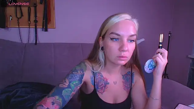 Carrie Moonshine online show from 11/21/25, 04:16