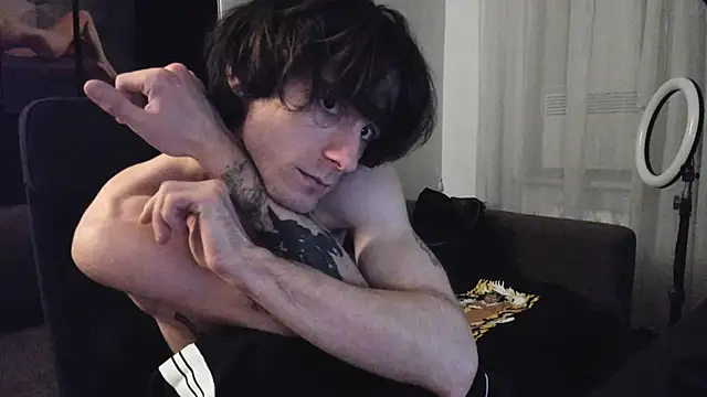 Snapshot of misterhult chatting on 12/03/24, 10:39 misterhult online show from 12/03/24, 10:39