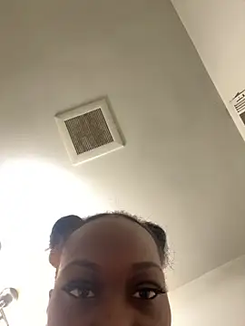 Snapshot of honeybrow chatting on 01/15/25, 07:12 honeybrow online show from 01/15/25, 07:12