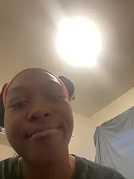 Snapshot of honeybrow chatting on 02/27/25, 11:26 honeybrow online show from 02/27/25, 11:26