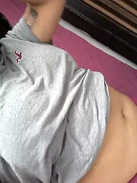 Snapshot of EmpaticBolillo chatting on 10/16/25, 03:02 EmpaticBolillo online show from 10/16/25, 03:02