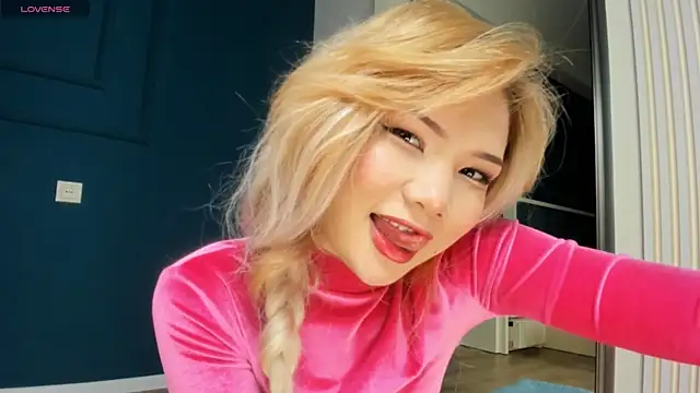 Xiao Mei  online show from 12/12/24, 02:37