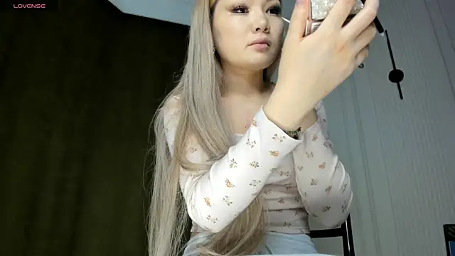 Xiao Mei  online show from 02/28/25, 12:21