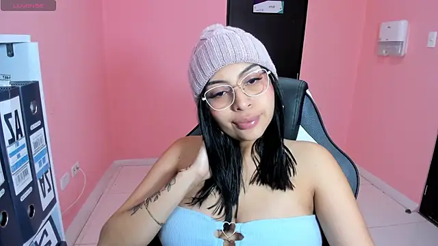 Snapshot of AlanaPetterson chatting on 12/28/24, 01:17 AlanaPetterson online show from 12/28/24, 01:17