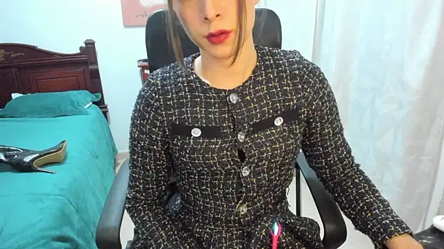 Snapshot of misstresbigcockts chatting on 11/07/25, 11:32 misstresbigcockts online show from 11/07/25, 11:32