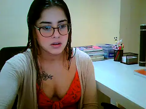 Snapshot of maliamiller chatting on 09/28/25, 04:23 maliamiller online show from 09/28/25, 04:23