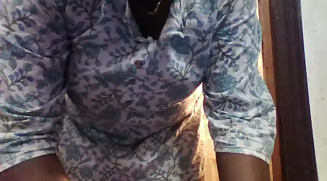 Snapshot of expression_queen chatting on 12/14/24, 06:30 expression queen online show from 12/14/24, 06:30