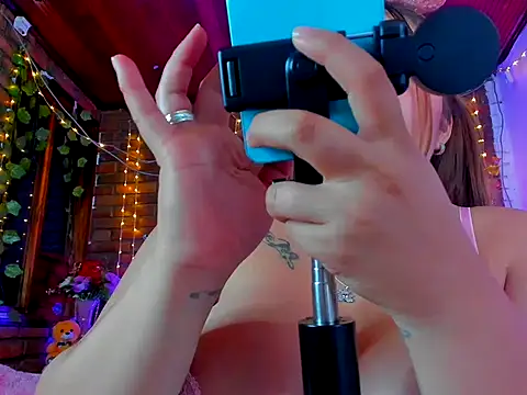 Snapshot of dulcevegga chatting on 10/12/25, 01:37 dulcevegga online show from 10/12/25, 01:37