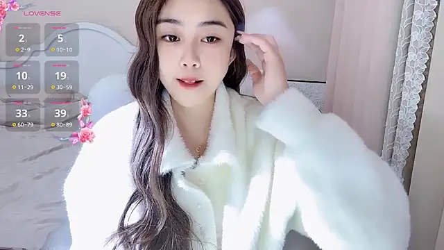Snapshot of Caitlyn__ chatting on 01/05/25, 11:48 Caitlyn online show from 01/05/25, 11:48