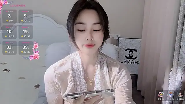 Snapshot of Caitlyn__ chatting on 02/07/25, 11:23 Caitlyn online show from 02/07/25, 11:23