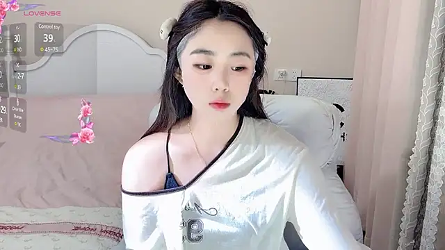 Snapshot of Caitlyn__ chatting on 03/04/25, 11:29 Caitlyn online show from 03/04/25, 11:29
