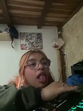 Snapshot of SophiaWeestt99 chatting on 09/20/25, 02:34 SophiaWeestt99 online show from 09/20/25, 02:34