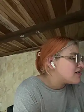 Snapshot of SophiaWeestt99 chatting on 10/06/25, 02:53 SophiaWeestt99 online show from 10/06/25, 02:53