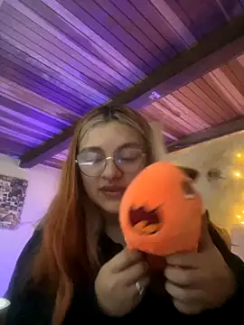 Snapshot of SophiaWeestt99 chatting on 10/15/25, 03:28 SophiaWeestt99 online show from 10/15/25, 03:28