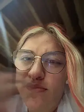 Snapshot of SophiaWeestt99 chatting on 10/22/25, 02:12 SophiaWeestt99 online show from 10/22/25, 02:12