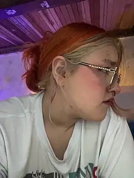 Snapshot of SophiaWeestt99 chatting on 10/24/25, 02:41 SophiaWeestt99 online show from 10/24/25, 02:41