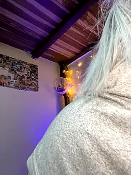 Snapshot of SophiaWeestt99 chatting on 11/09/25, 02:32 SophiaWeestt99 online show from 11/09/25, 02:32